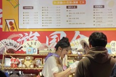 狗头萝莉拍摄苏杭大小姐短剧称自己是“人z”网友：进军演艺圈了？娱乐吃瓜酱给猫照相